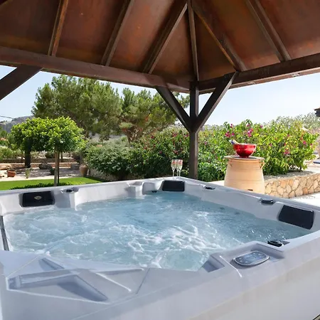 Amara With Private Pool And Hot Tub