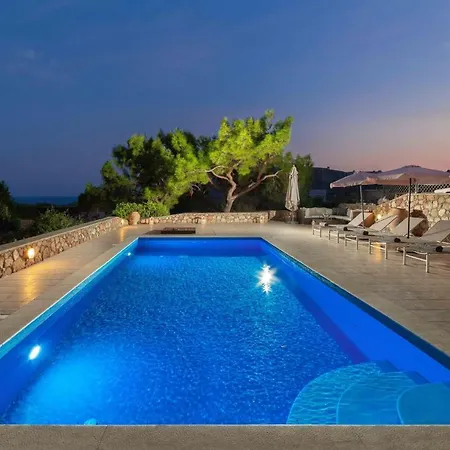 Amara With Private Pool And Hot Tub
